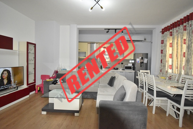 Apartament 3+1 me qira ne rrugen Gramoz Pashko prane Fakultetit Ekonomik ne Tirane.
Eshte e pozicio